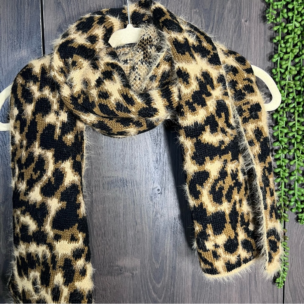 -💙2/$40💙NWT DKNY Leopard Printed Eyelash Fuzzy Knit Scarf - Picture 7 of 16
